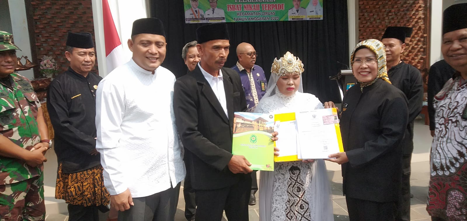 70-pasangan-warga-kecamatan-ciruas-di-isbat-nikahkan-di-hadapan-bupati-serang