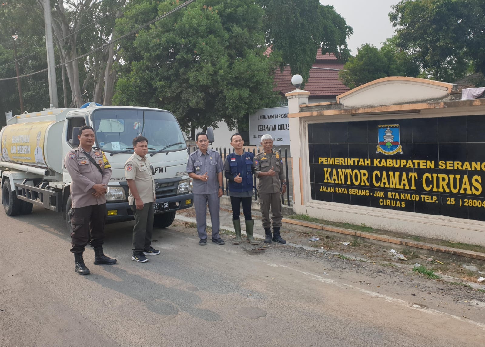 camat-ciruas-salurkan-bantuan-air-bersih