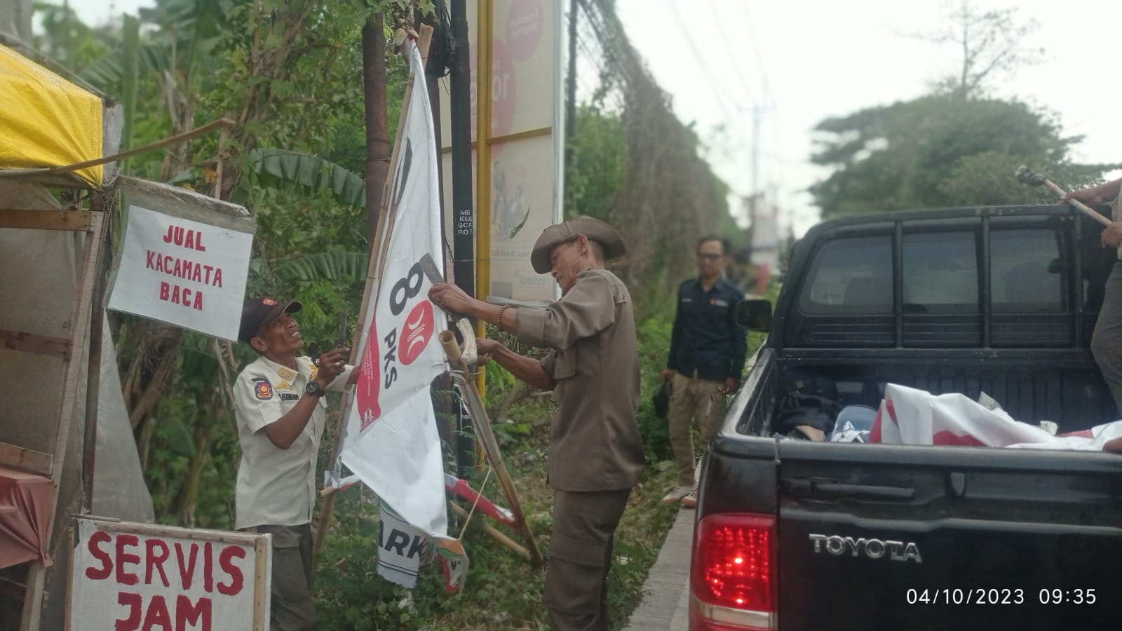 pol-pp-kecamatan-ciruas-turut-menertibkan-apk-dan-aps-pemilu-di-lingkungan-kecamatan-ciruas